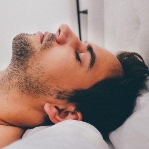 طبيب تركي: النوم على الظهر يحول دون تجاعيد الوجه وآلام الرقبة