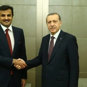 أردوغان يبحث مع أمير قطر العلاقات الثنائية في اتصال هاتفي
