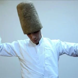 ضرير تركي يتغلب على إعاقته برقصة المولوية والعزف على الناي