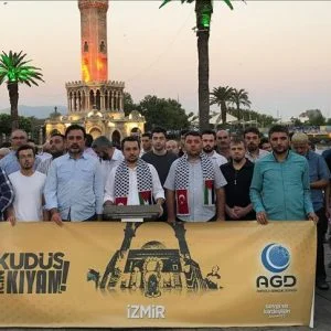 مظاهرة في إزمير التركية احتجاجا على القيود الإسرائيلية بالمسجد الأقصى