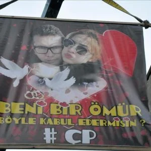 تركي يطلب يد فتاة بلافتة رفعها أمام شرفة منزلها