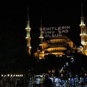 مساجد إسطنبول تتزين بأنوار “المحيا” في ذكرى ملحمة التصدي للانقلاب
