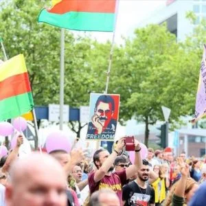 ألمانيا تغض الطرف عن رموز “بي كا كا” الإرهابية في احتجاجات هامبورغ