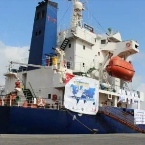 بدء تفريغ شحنة مساعدات تركية في ميناء عدن اليمنية