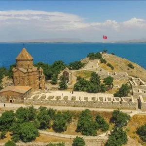 تعرف على جزيرة “أكدمار” التركية التي تجذب 62 ألف سائح خلال 6 شهور