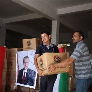 توزيع مساعدات غذائية تركية على عائلات فقيرة بغزة