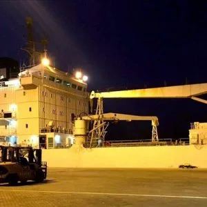 على متنها قرابة 400 طن من المواد الغذائية.. السفينة التركية تستمر في إنزال حمولتها بقطر