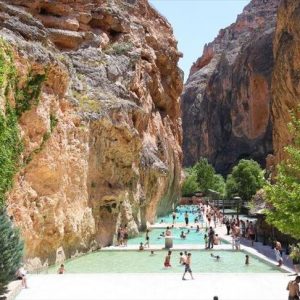 تركيا.. مسبح مياه كبريتية وسط أخدود جبلي يجذب السياح بملاطية