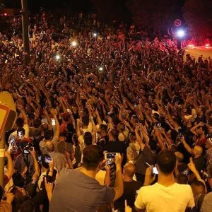 الفلسطينيون يحتفلون بإعادة فتح بوابات المسجد الأقصى