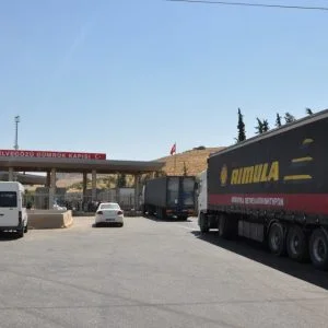 16 شاحنة مساعدات أممية تتجه إلى إدلب السورية عبر تركيا