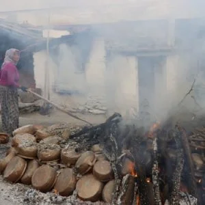 لأكثر من نصف قرن..سكان قرية تركية يصنعون الأواني من الصخور البركانية