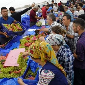 رجل اعمال تركي اشترى كل السوق ووهبه مجانا للمواطنين