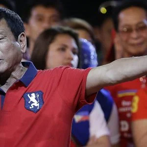 الرئيس الفلبيني يأمر الشرطة بقتل “الأغبياء”