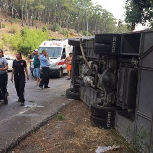 انقلاب حافلة سياحية في أنطاليا التركية