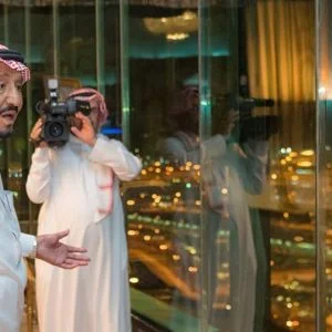 العاهل السعودي يصل إلى منى للإشراف على راحة الحجاج