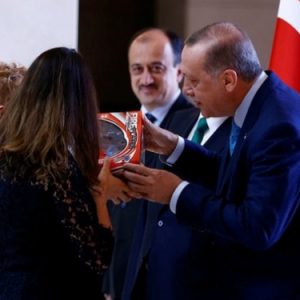 أردوغان يقدّم هدية لابن السفيرة الأسترالية