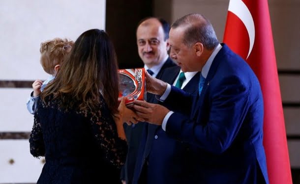 أردوغان يقدّم هدية لابن السفيرة الأسترالية 3