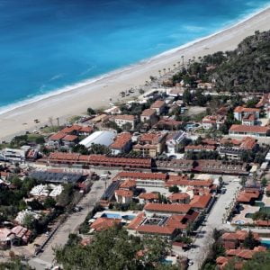 تركيا.. متعة القفز المظلي والغوص تنتظر السياح في منطقة “فتحية”