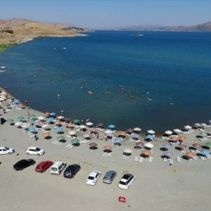 شواطئ بحيرة هزر شرقي تركيا تستقطب السياح ومحبي الرياضة المائية