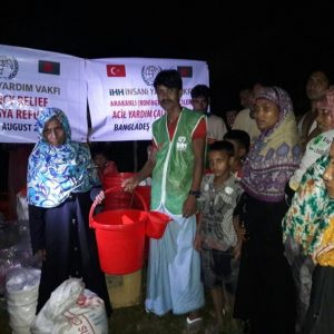 الإغاثة التركية تقدم مساعدات إنسانية للنازحين من مسلمي أراكان