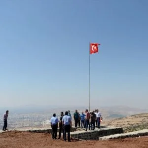 ولاية كليس تنصب العلم التركي على مرتفعات مقابلة لـ عفرين السورية