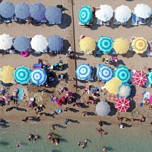 لقطات جوية مذهلة لشاطئ ” الرمل الذهبي” في ولاية أيدن التركية