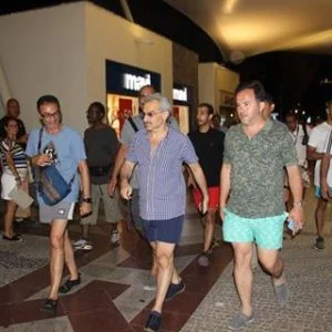 “بن طلال” يتجول في شوارع بودروم التركية برفقة 40 حارس