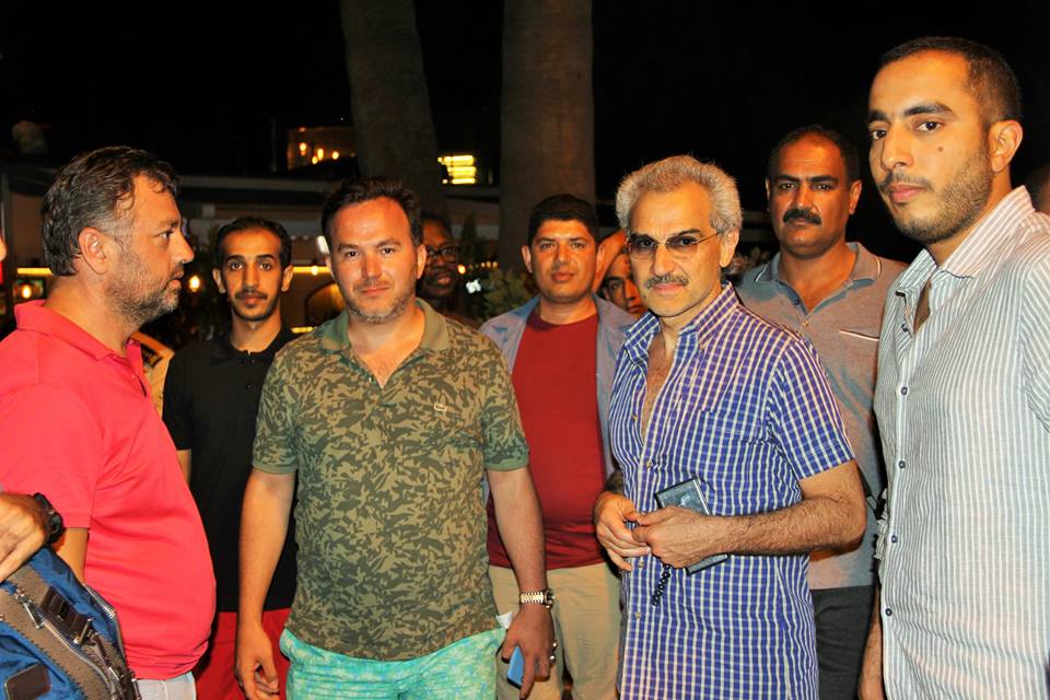 "بن طلال" يتجول في شوارع بودروم التركية برفقة 40 حارس 3