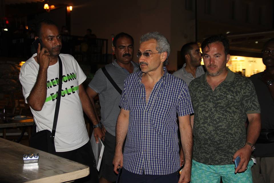 "بن طلال" يتجول في شوارع بودروم التركية برفقة 40 حارس 9