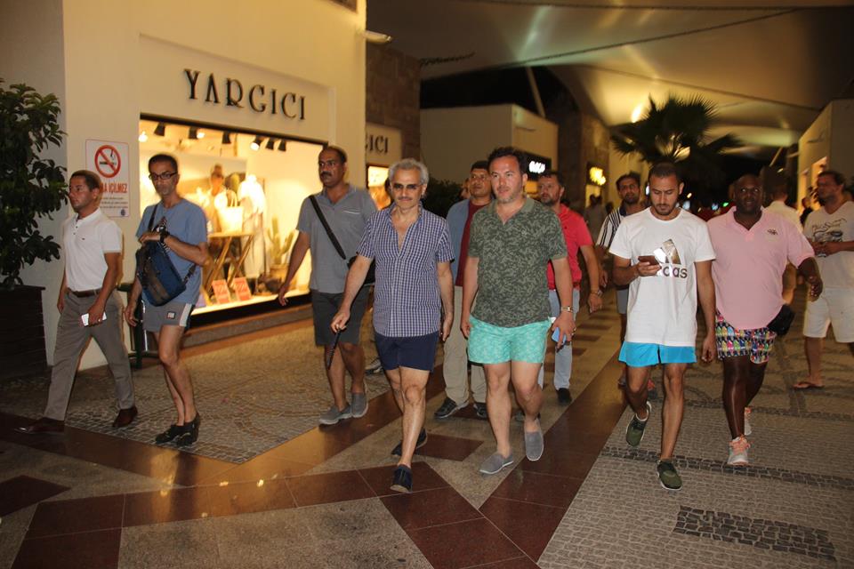 "بن طلال" يتجول في شوارع بودروم التركية برفقة 40 حارس 11