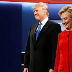 كلينتون تصف ترامب بالقذر!