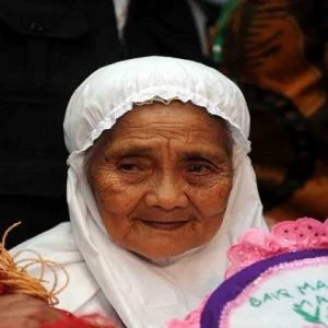 بالصور.. وصول أكبر معمرة إندونيسية لأداء مناسك الحج