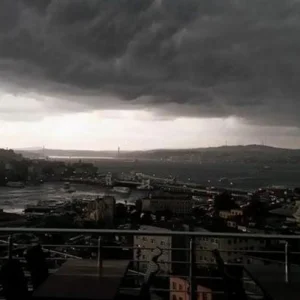 صور مثيرة للعاصفة التي ضربت اسطنبول مساء امس