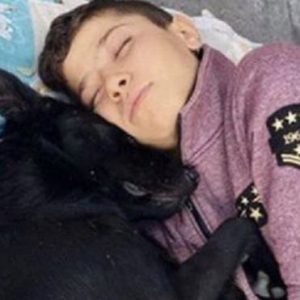 اليكم قصته.. صبي سوري لم يجد في تركيا سوى “حضن” كلب