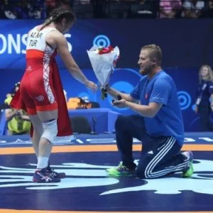 لحظة رومانسية في قاعة رياضية بطلتها مصارعة تركية