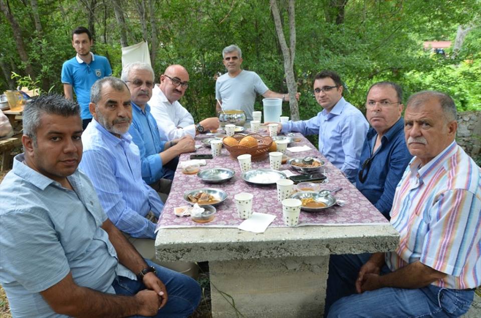 بالصور.. مأدبات جماعية في وسط المقابر.. تقليد متوارث في قرية تركية 4 بالصور.. مأدبات جماعية في وسط المقابر.. تقليد متوارث في قرية تركية 3