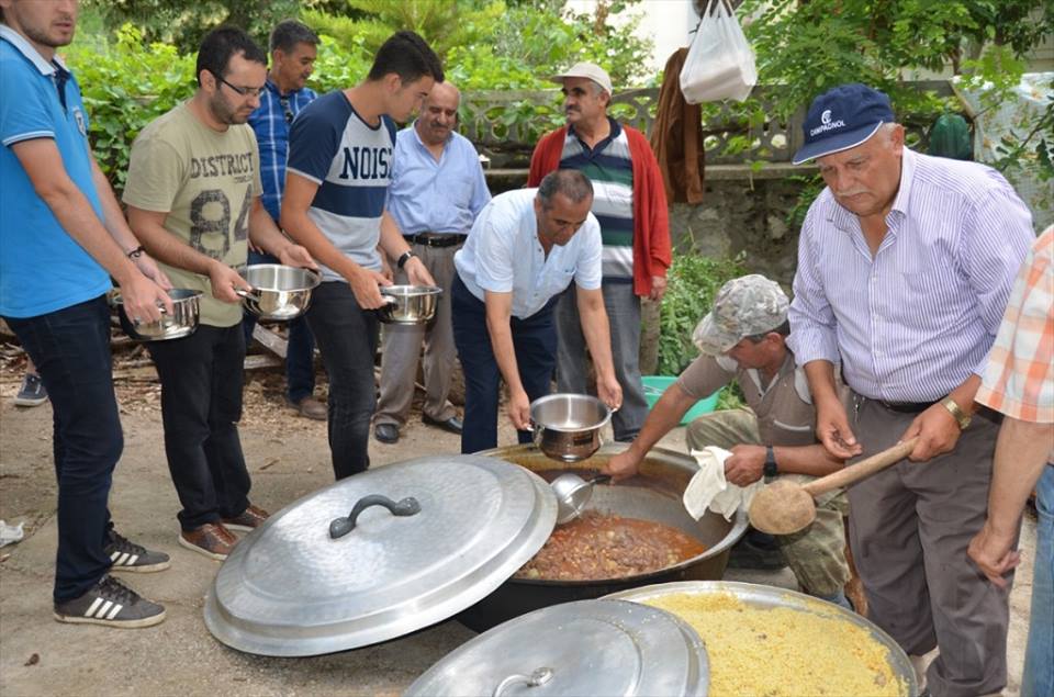 بالصور.. مأدبات جماعية في وسط المقابر.. تقليد متوارث في قرية تركية 5