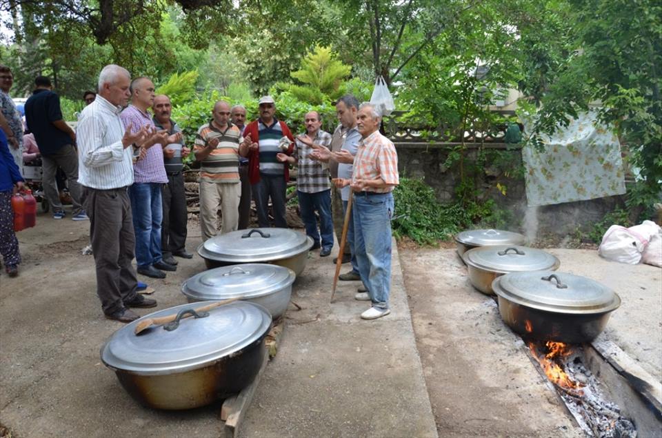 بالصور.. مأدبات جماعية في وسط المقابر.. تقليد متوارث في قرية تركية 7