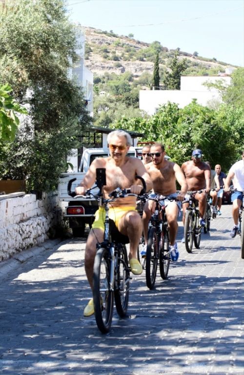 بالصور.. الوليد بن طلال يتجول في شوارع بودروم التركية بالشورت 1