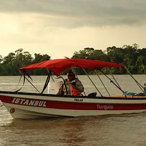 “تيكا” التركية تقدم زورق إسعاف لسكان “باجويا” الكولومبية