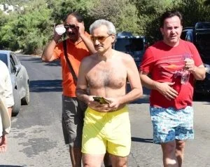 بالصور.. الوليد بن طلال يتجول في شوارع بودروم التركية بالشورت