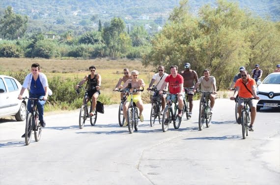 بالصور.. الوليد بن طلال يتجول في شوارع بودروم التركية بالشورت 3
