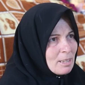 أم سورية حملت ابنتها على ظهرها هربا من ” بي كا كا”