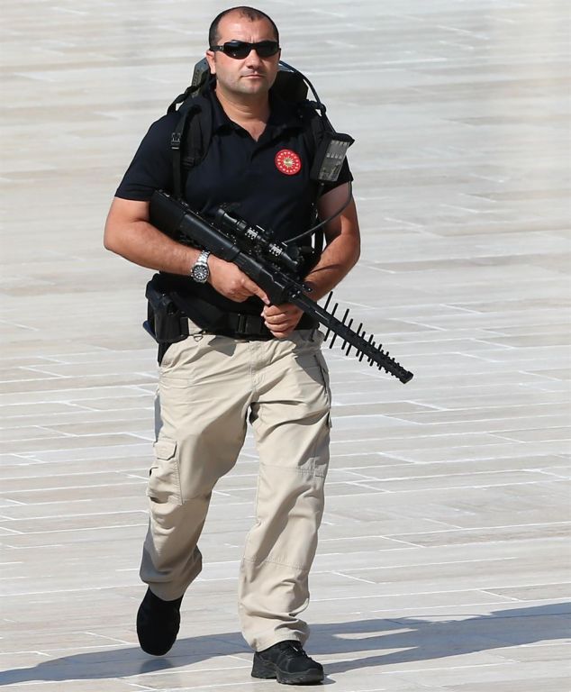 "درونيسافار" سلاح حرس اردوغان في عيد النصر 1