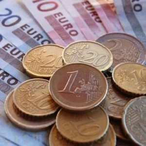 الليرة التركية تسجل هبوطها حادًا متجاوز حاجز الـ17 ليرة أمام اليورو  