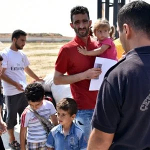 لاجئون سوريون في تركيا يتوجهون إلى بلادهم لقضاء عطلة عيد الأضحى