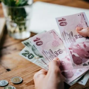 الليرة التركية تواصل الحفاظ على استقرارها وقوتها