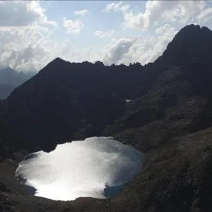 بحيرات تركية متجمدة تعانق السماء ومقصد عشاق التسلق والمغامرة