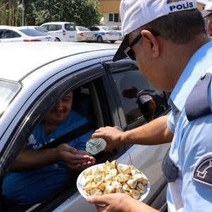 شرطة المرور التركية توزع الحلوى على السائقين في الطرقات
