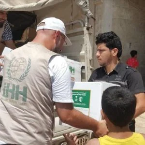 “الإغاثة التركية” توزع مساعدات على لاجئين عراقيين في إدلب السورية